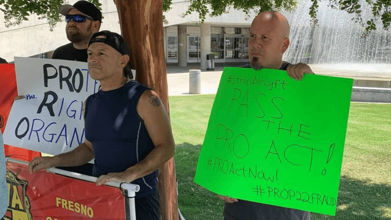 Conductores de las aplicaciones de viajes compartidos 
<a href="https://www.univision.com/temas/uber">Uber</a> y 
<a href="https://www.univision.com/temas/transporte-privado">Lyft</a> que pertenecen a la organización 
<a href="https://www.drivers-united.org/july-21st-media-kit">Rideshare Drivers United</a> entraron en 
<a href="https://www.univision.com/temas/huelgas">huelga</a> de 24 horas este miércoles 21 de julio.
<br>