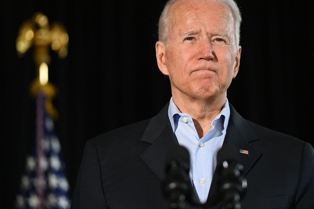 El presidente estadounidense Joe Biden habla sobre el colapso del edificio de condominios Champlain Towers South de 12 pisos la semana pasada en Surfside, Florida, luego de una reunión con las familias de las víctimas en Miami, Florida, el 1 de julio de 2021.