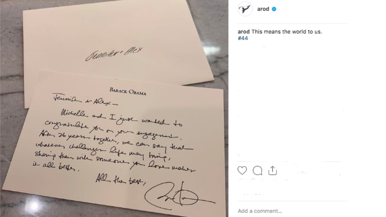 Se trata de esta nota, escrita a mano por el expresidente de los Estados Unidos, Barack Obama, quien en nombre suyo y de su esposa Michelle Obama, felicitó a la pareja.