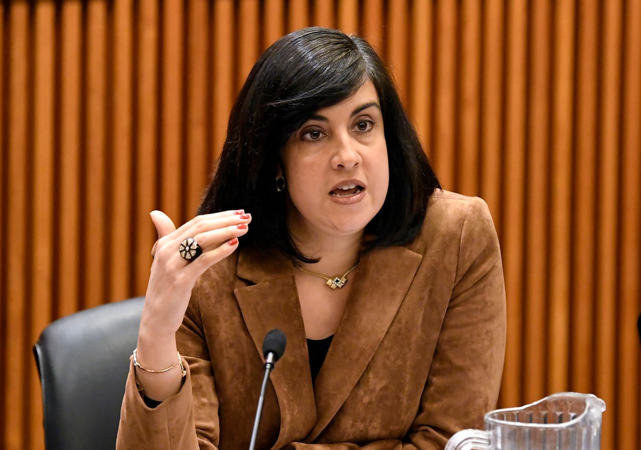 La asambleísta republicana 
<b>Nicole Malliotakis</b>, de Nueva York, se sumó a la resolución contra Marjorie Taylor Greene, quien se ha presentado también como víctima de los medios de comunicación social. “Pueden tomar la más mínima palabra que haya dicho, que ustedes hayan dicho, cualquiera de nosotros, y proyectarnos como algo que no somos”, declaró, a pesar de que sus comentarios controversiales y apoyo a teorías de la conspiración están documentados.