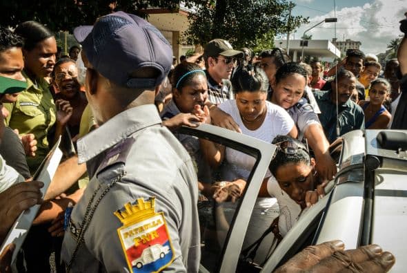 El hostigamiento a las "Damas de Blanco" por una turba oficialista cuando pretendían manifestarse en La Habana fue la nota discordante en la conmemoración del Día Internacional de los Derechos Humanos en América Latina. El grupo de mujeres disidentes se congregó hoy en un concurrido punto de la capital cubana precisamente para emprender una caminata con motivo de la jornada internacional, pero no pudo hacerlo debido al acoso de una multitud que las llamó "ratas inmundas", "gusanas" y "mercenarias", entre otros insultos. También otros grupos opositores cubanos fueron objeto del hostigamiento oficialista, como el caso de "Estado de SATS", un proyecto de discusión crítica que dirige Antonio González Rodiles y que este miércoles celebró en su casa una actividad para celebrar el aniversario de la Declaración Universal de los Derechos Humanos. A unos metros de la vivienda el oficialismo organizó actividades festivas y juegos con la asistencia de varias decenas de escolares, mientras sonaban en un altavoz canciones de Silvio Rodríguez. En unas declaraciones a Efe, González Rodiles lamentó que el Gobierno de Cuba entienda el Día de los Derechos Humanos como una jornada de "confrontación" y calificó de "realmente bajo" usar a los niños "para estas cosas.