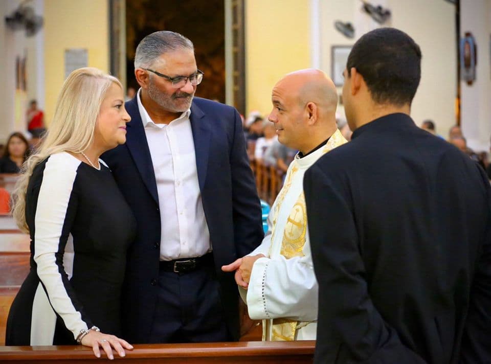 “Le deseo de mi parte y de mi esposo, una feliz Navidad para todos ustedes. Que Dios y la santísima Virgen puedan traerles la salud, mucha paz, sabiduría para este nuevo año 2020”, manifestó Vázquez Garced desde el púlpito.
