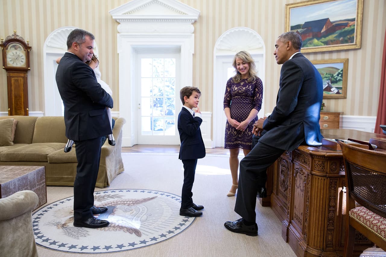 <b>10 de noviembre. </b>
<br>Alex Myteberi, un neoyorquino de seis años, le escribió al presidente Obama luego de ver la fotografía del pequeño refugiado sirio Omran Daqneesh en una ambulancia después de un ataque en Alepo. Le pidió al presidente que sacara a Omran de allí y lo llevara a vivir con él y su familia a su casa, ofreciendo adoptarlo como hermano. El presidente leyó fragmentos de 
<a href="https://www.facebook.com/potus/videos/537075249815653/">su carta</a> ante las Naciones Unidas en septiembre e invitó a Alex y su familia a la Oficina Oval para decirle en persona lo mucho que había significado para él la carta.