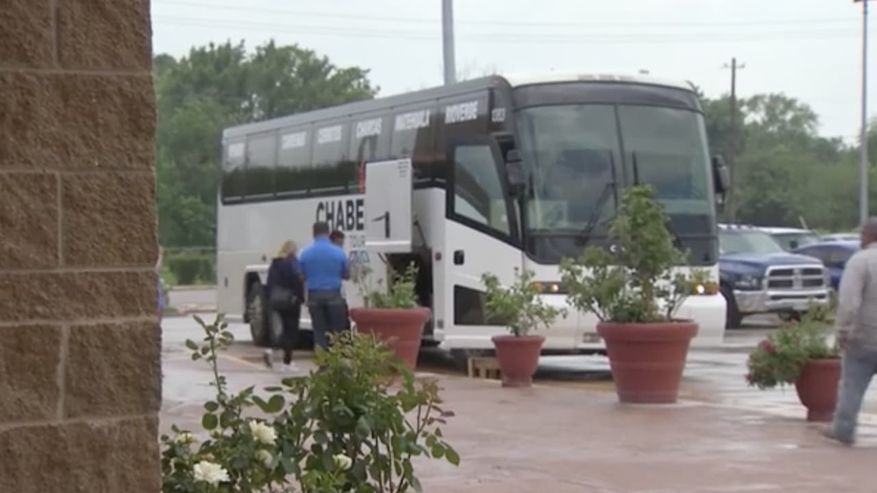 Las familias llegaron en un autobús al centro de reunión que fue la iglesia católica San Leo, ubicada en el 2131 de Lauder Road.