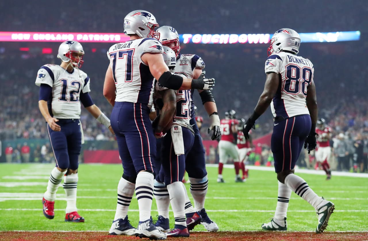 En la tecera y 4, Tom Brady le envía corta la pelota a James White que se mete en la zona de anotación, para el primer touchdown del partido de los Patriots.