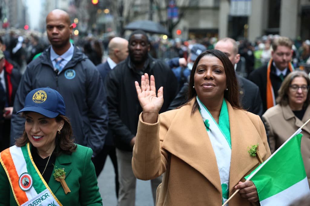 La fiscal del estado, Letitia James, también formó parte del contingente oficial que marchó por la Quinta Avenida, reforzando la presencia institucional en este evento histórico.