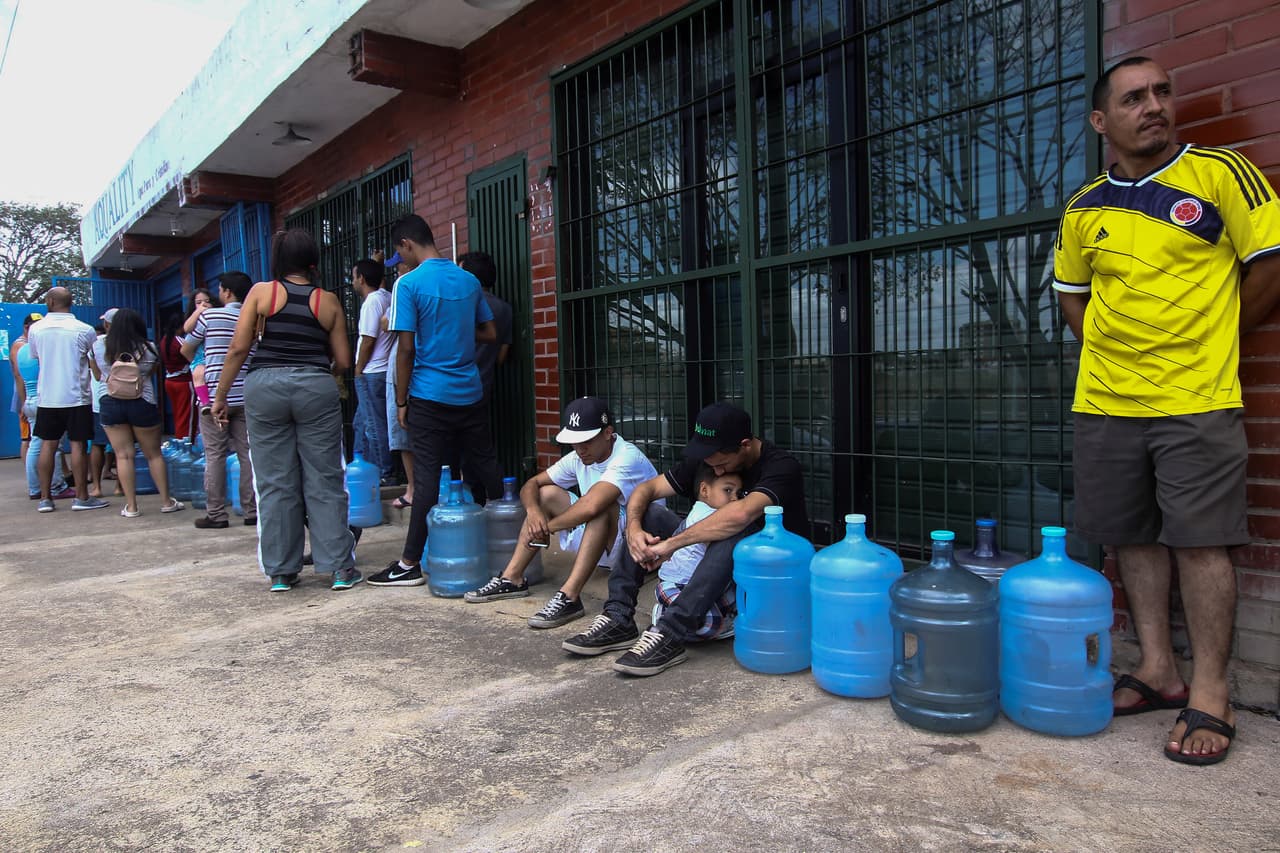 En Puerto Ordaz, al sur del país, también sufren la escasez de agua potable. Acá varias personas hacen filas para poder comprar un botellón de cinco litros.
