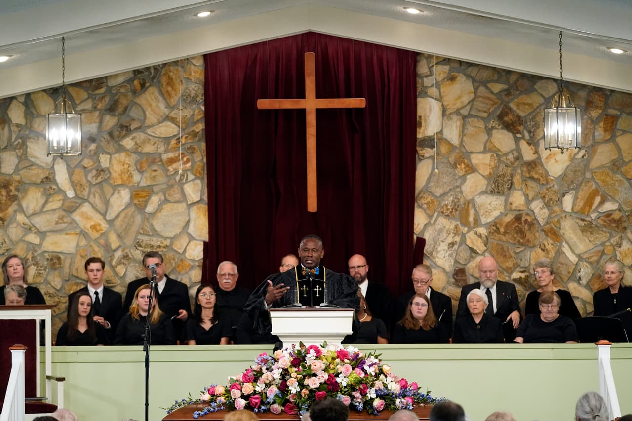 El pastor Tony Lowden habla durante el funeral de la ex primera dama Rosalynn Carter en la Iglesia Bautista Maranatha.