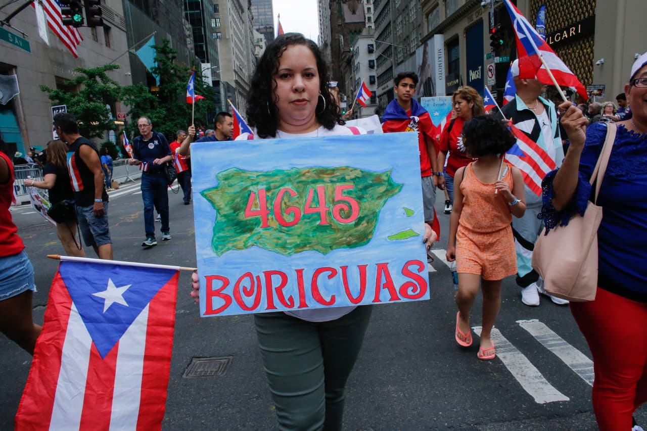Cientos de miembros de la comunidad puertorriqueña y líderes neoyorquinos caminaron por la Quinta Avenida en el centro de Manhattan la mañana de este domingo con mensajes que llaman a la unidad y piden el apoyo para la reconstrucción de la isla a casi nueve meses del huracán María.