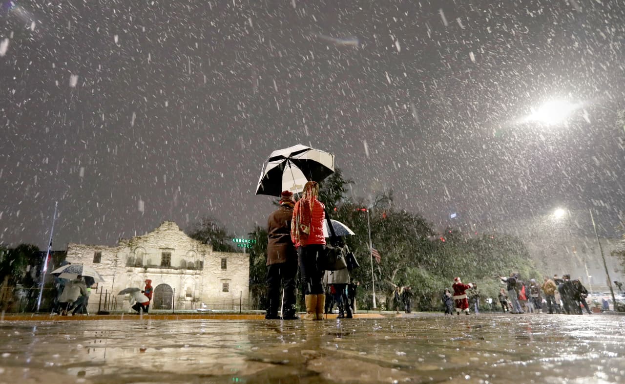 La nieve cayó al anochecer sobre el fuerte de El Álamo, cuando todavía los visitantes estaban en el área. La nevada comparable más reciente en San Antonio sucedió en enero de 1987.