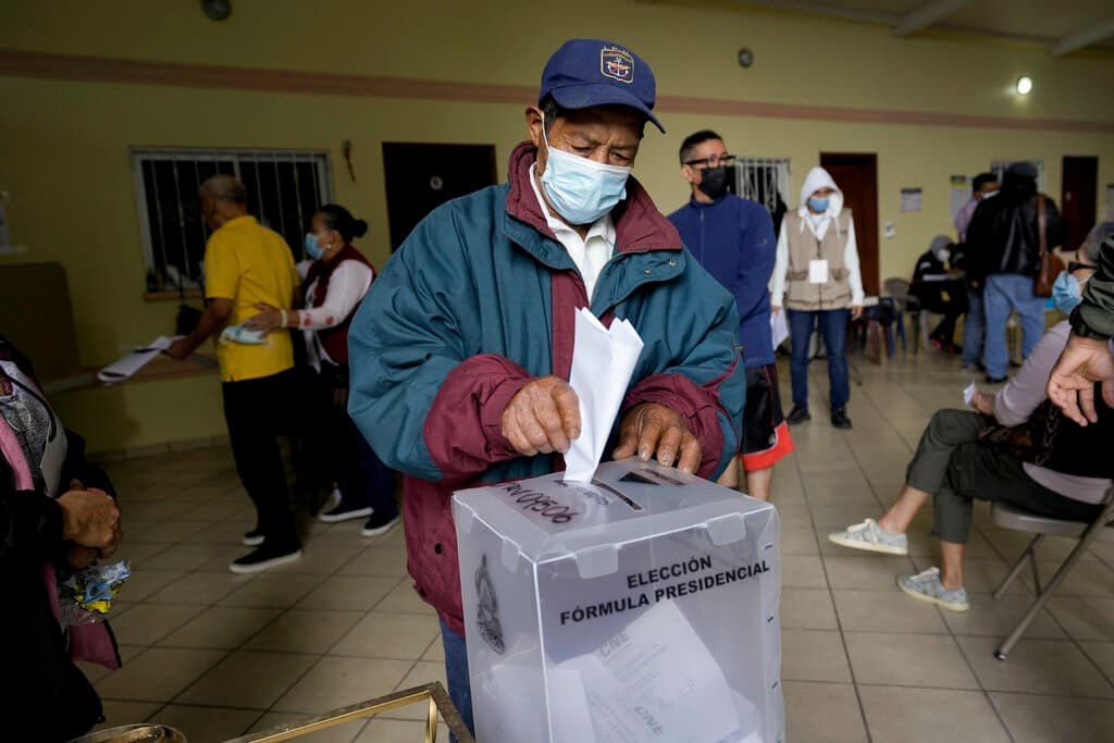 Un hombre vota durante las elecciones generales en Tegucigalpa, Honduras, el domingo 28 de noviembre de 2021.