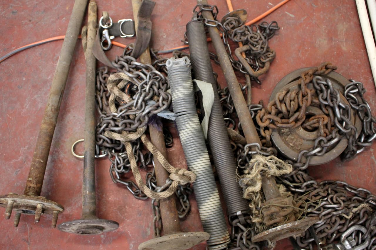 Parte de la parafernalia que se encontró en la propiedad.