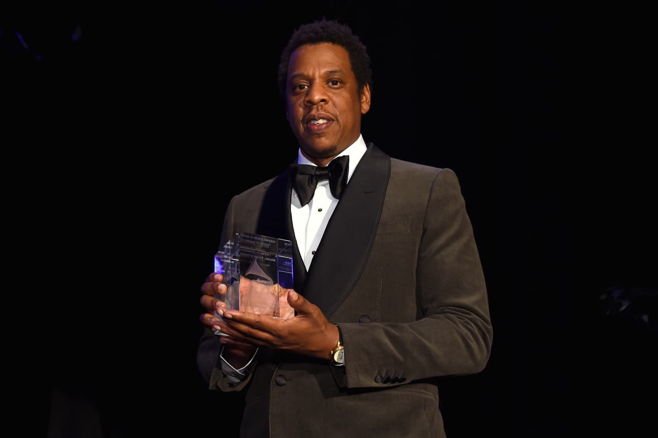 De acuerdo con la publicación, Jay-Z, con 49 años recién cumplidos el 4 de diciembre, logró aumentar su fortuna por su participación en marcas de bebidas alcohólicas como el champán Armand de Brignac y el cognac D’Usse, así como en las empresas Roc Nation Sports y el servicio de streaming Tidal.