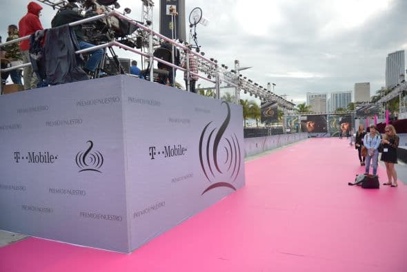 Por esta alfombra verás desfilar a los mejores y peores vestidos de la noche. ¡Qué nervios!