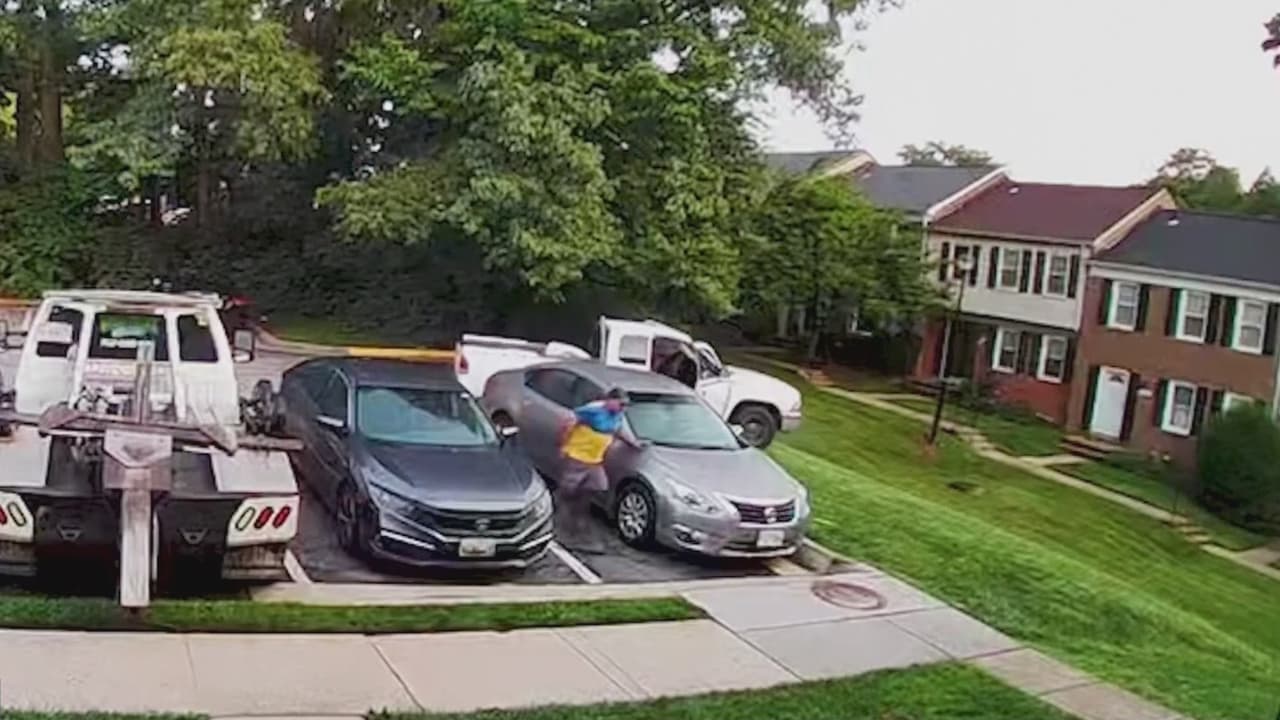 Camioneta se estrella contra una casa en Sterling tras persecución y causa serios daños