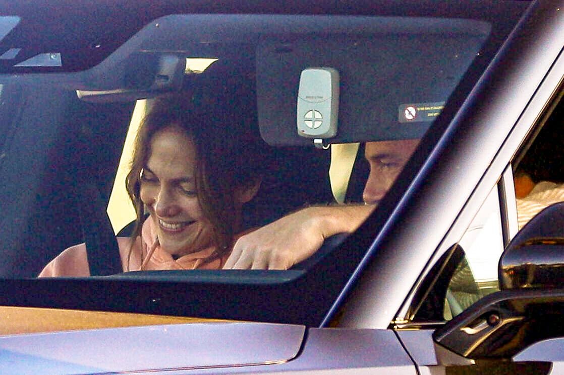 Jennifer López entusiasmada tras recibir sus alimentos.