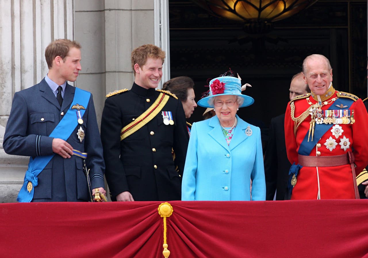 La ceremonia fúnebre ocurrirá en medio de la supuesta 
<b><a href="https://www.univision.com/famosos/no-somos-una-familia-racista-responde-principe-william-a-hermano-harry">disputa entre los príncipes William y Harry</a></b>. Al respecto, un portavoz del palacio de Buckingham ha dicho: "Este es un funeral [y] no nos dejaremos llevar por esas percepciones del drama".