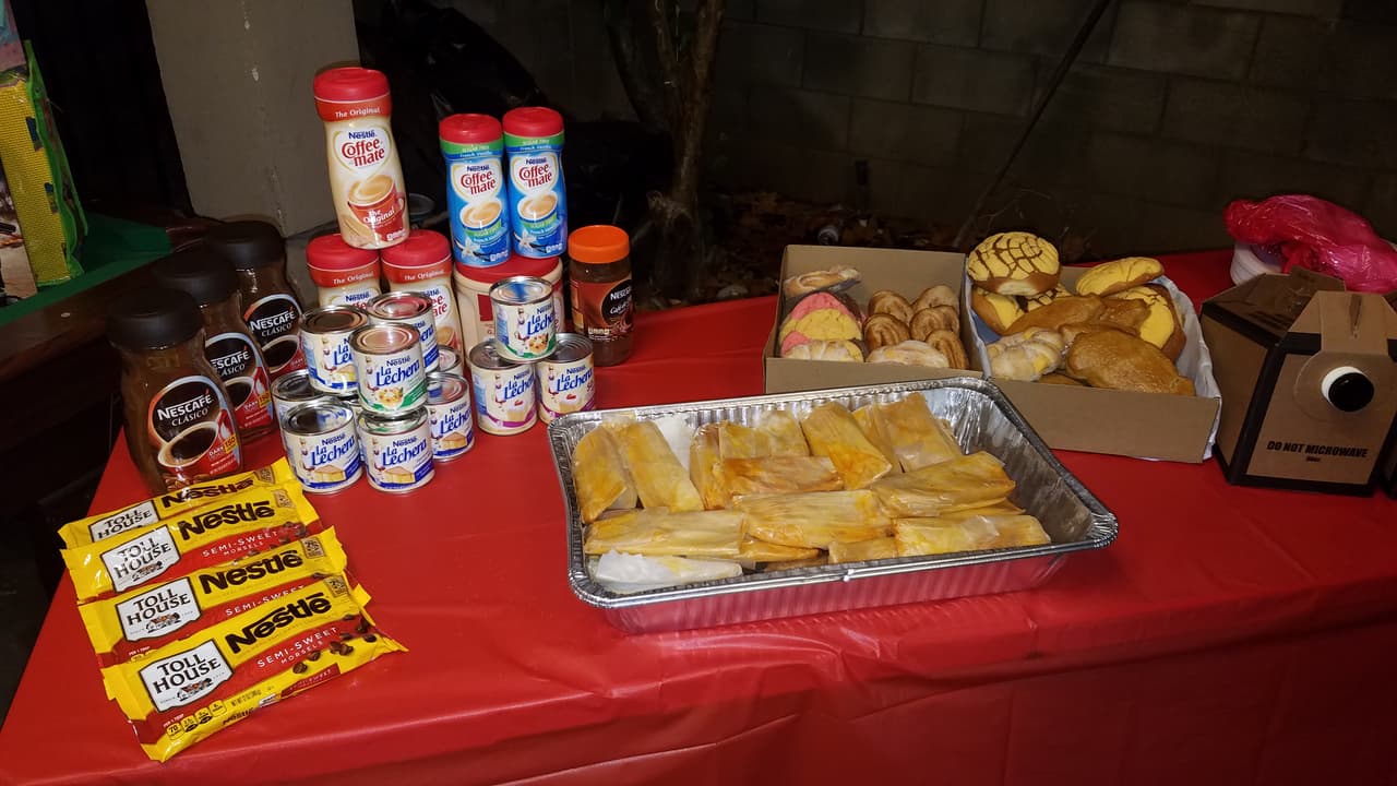 KLVE y el equipo de promociones llegaron a la ciudad de La Puente, California para regalar una Posada Navideña a una familia afortunada.
<br>