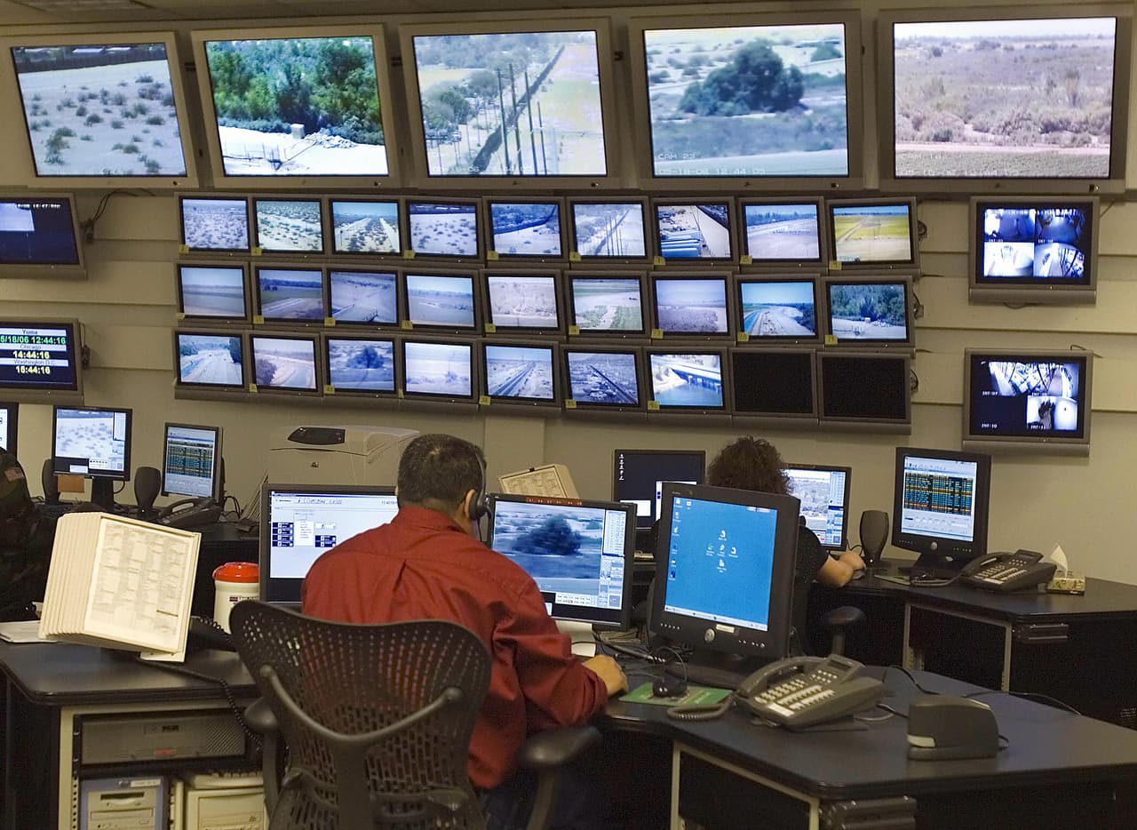 El centro de comando del sector de Yuma, Arizona, desde donde observan los movimientos a lo largo de la frontera.