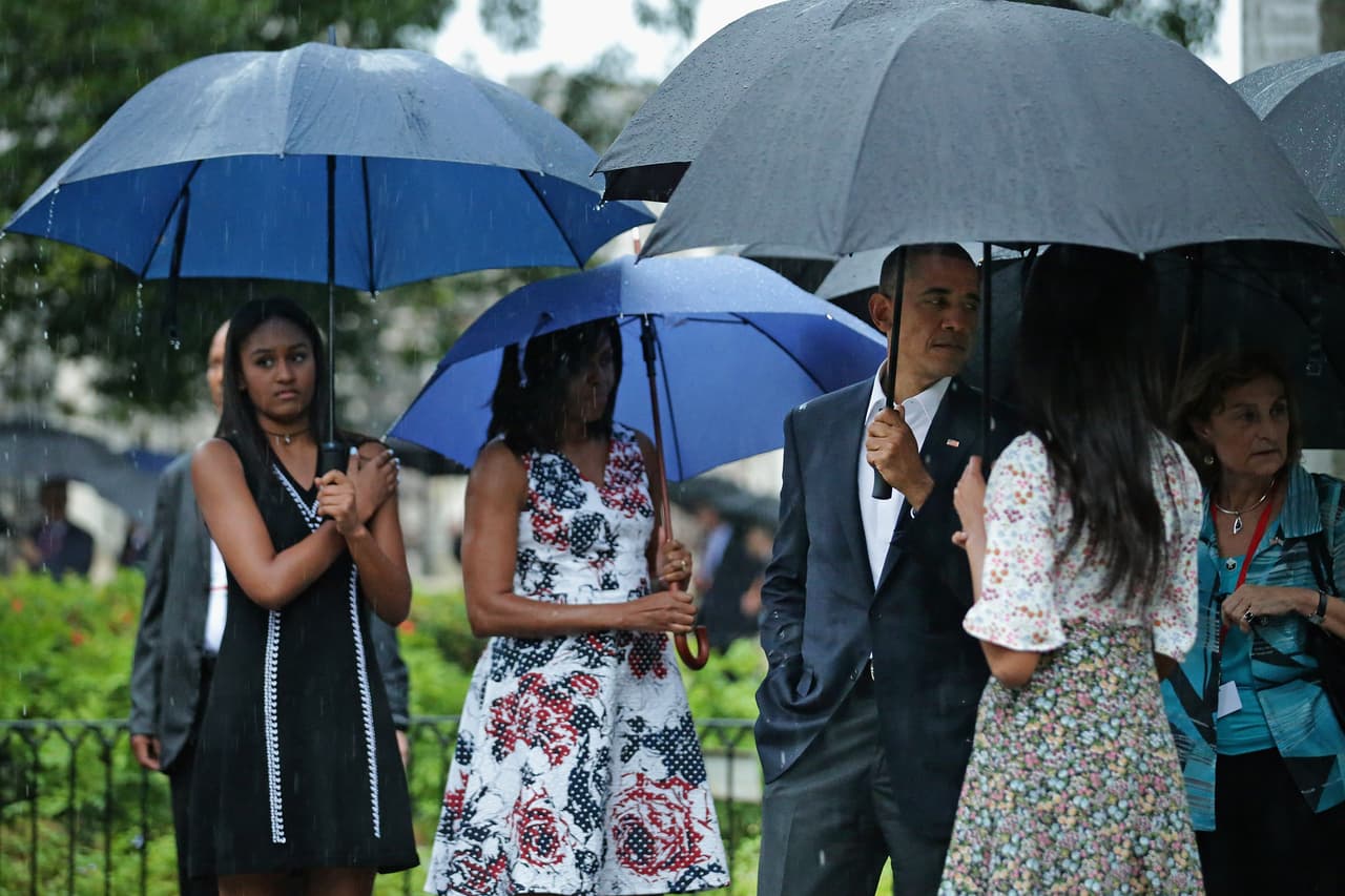 La familia presidencial recorrió la isla ataviada con sombrillas para la lluvia. Además de Michelle, Malía y Sasha llevaron también vestidos de verano.