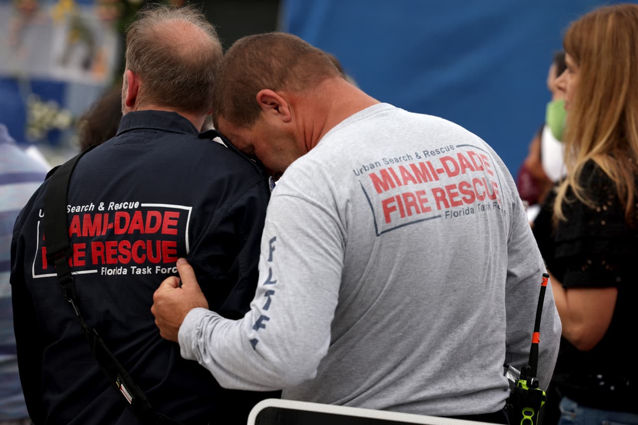 "Basados en los hechos, la probabilidad de supervivencia es cercana a cero", dijo el subjefe de bomberos de Miami-Dade, Raide Jadallah. Al homenaje de los rescatistas a las víctimas se sumaron funcionarios, representantes de distintas religiones y ciudadanos.