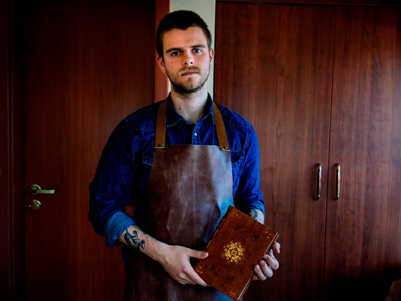 <b>Encuadernador, Bulgaria.</b> Kalin Daskalov, alias Stopan, hace libros y revistas con las técnicas tradicionales de encuadernación. Con la industrialización de la producción de libros y cuadernos, esta actividad ya no la hace mucha gente.