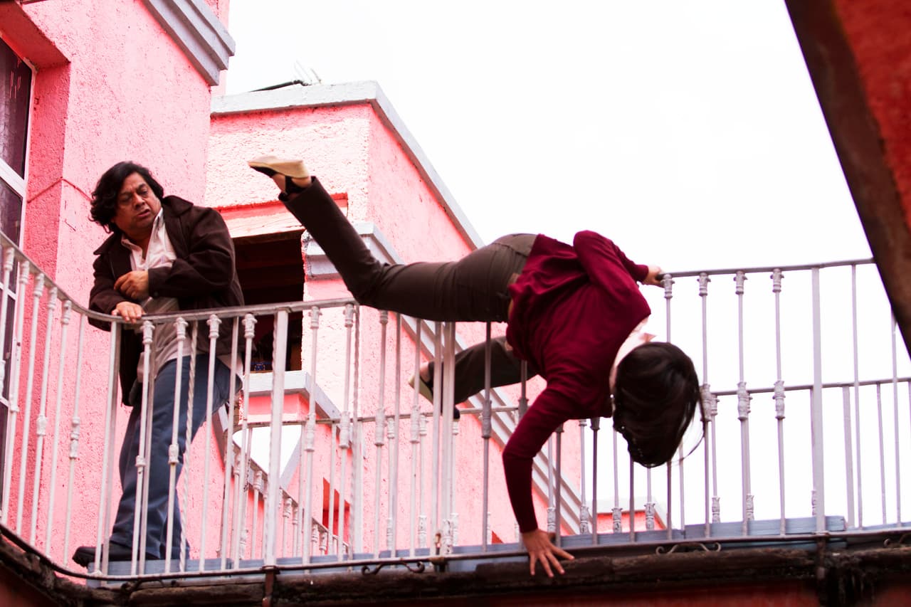 Tras su confrontación, 
<a href="http://www.univision.com/series/la-piloto/ernesto-le-provoco-un-accidente-a-rosalba-la-tia-de-yolanda-video"><b>cayó desde un balcón</b></a>.