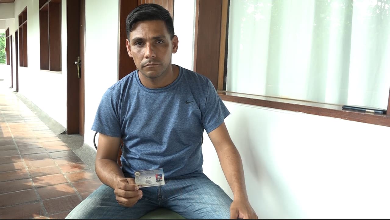 Henri Zambrano muestra su carnet militar desde su nuevo hogar en Cúcuta. Zambrano dejó del ejército venezolano el sábado 23 de febrero y cruzó a Colombia.