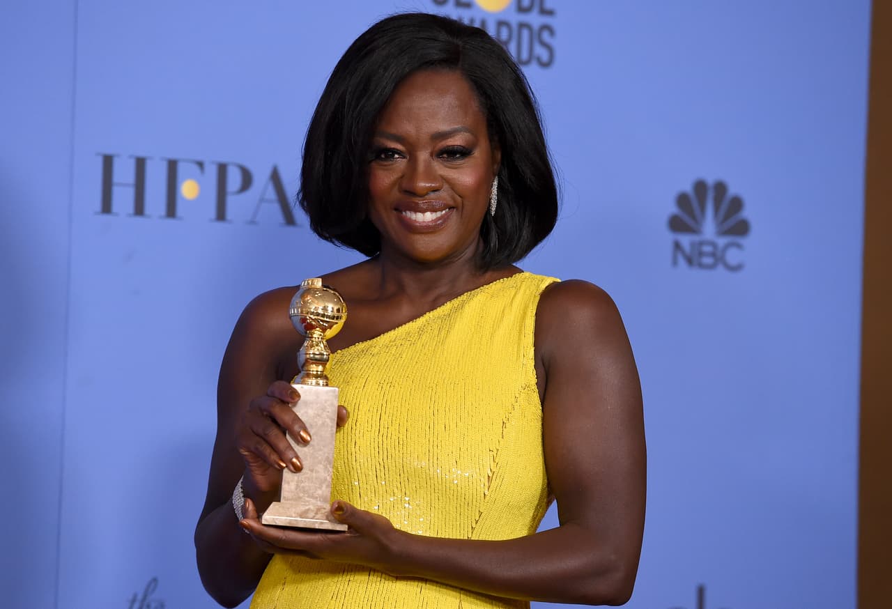 Fue una noche muy especial para la comunidad afroamericana. Aquí, Viola Davis posa para la prensa después de llevarse el premio a mejor actriz secundaria por Fences y de celebrarlo con un emotivo discurso.