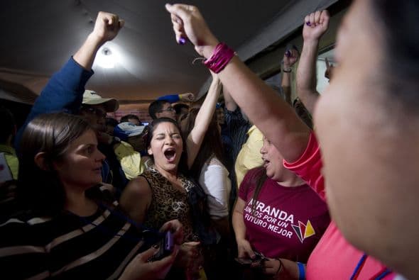 Los gritos estallaron frente a la sede del comando opositor en Caracas cuando se anunciaron los resultados en Miranda.
