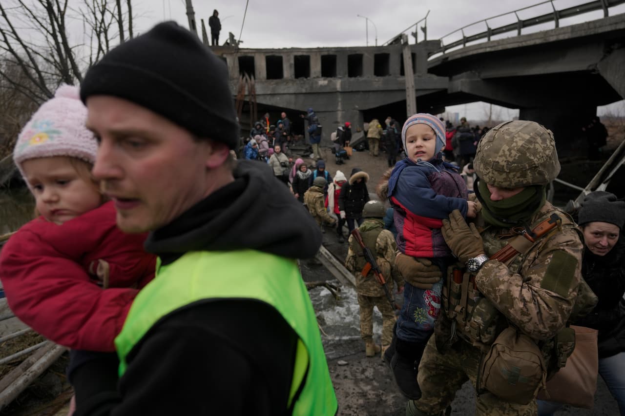 Entre escombros, lágrimas y el temor de nuevos bombardeos, los ucranianos huyen bajo los puentes derruidos de Kiev
