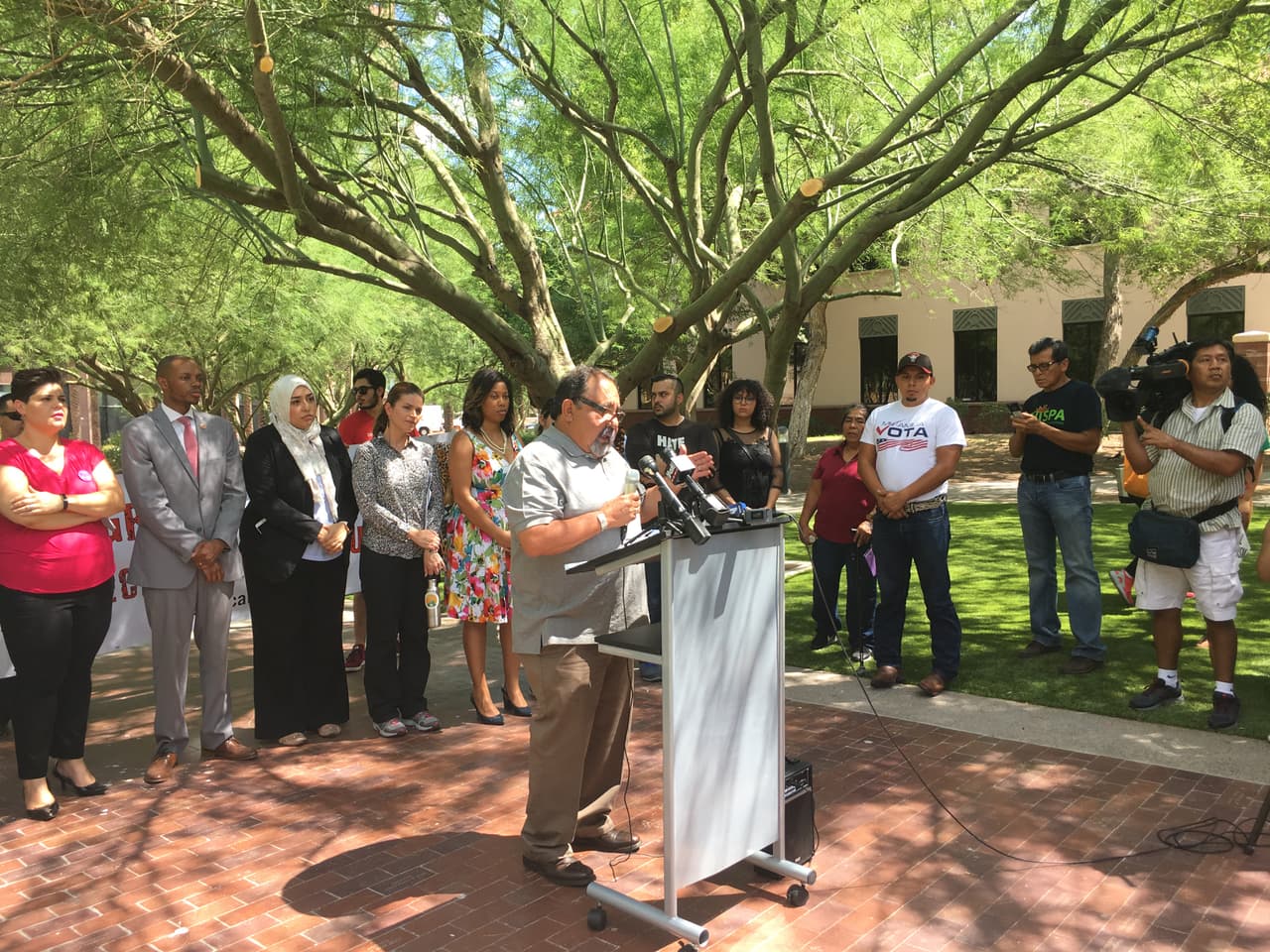 El congresista Raúl Grijalva expresó su preocupación con las declaraciones del presidente Trump, que considera han dividido al país.