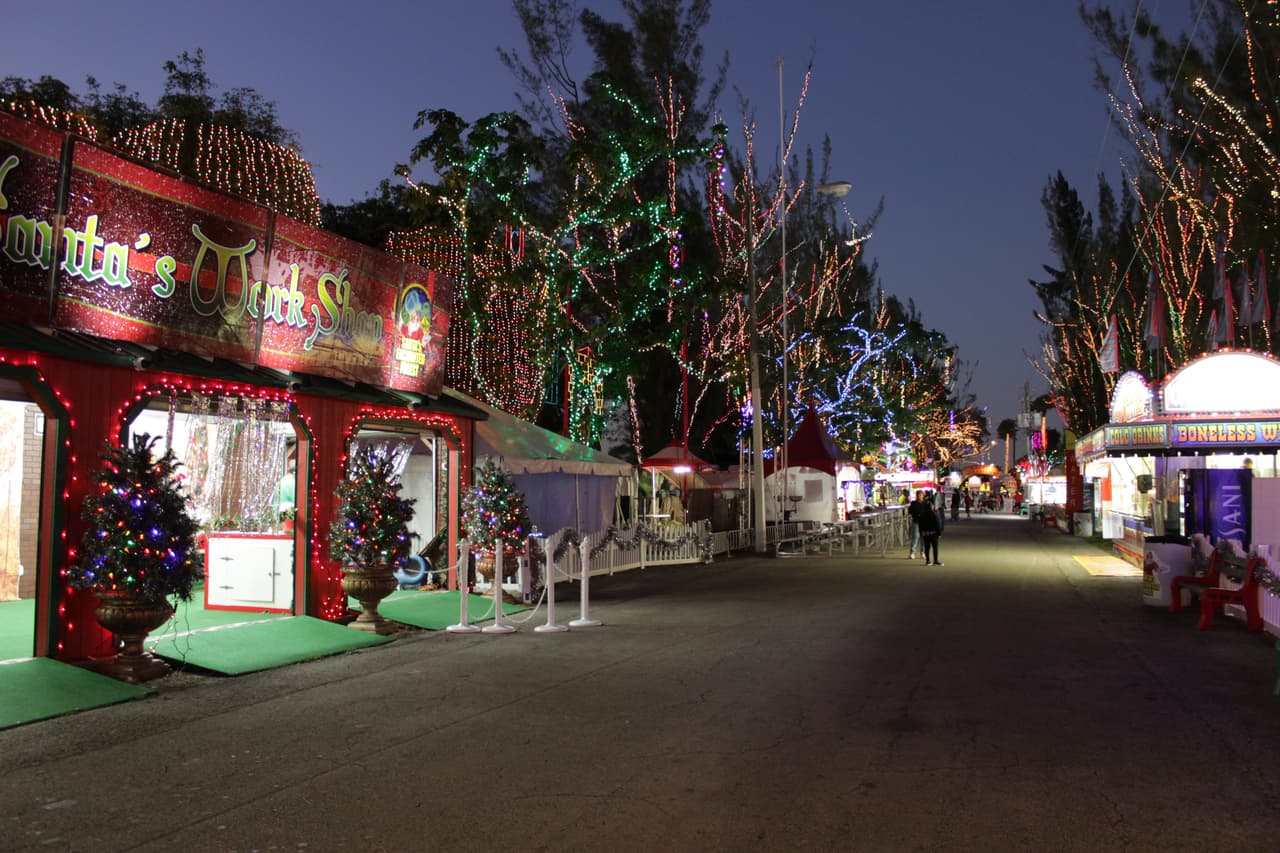 Grandes y chicos disfrutan durante la época navideña de la decoración y luces decorativas en el Santa's Enchanted Forest.