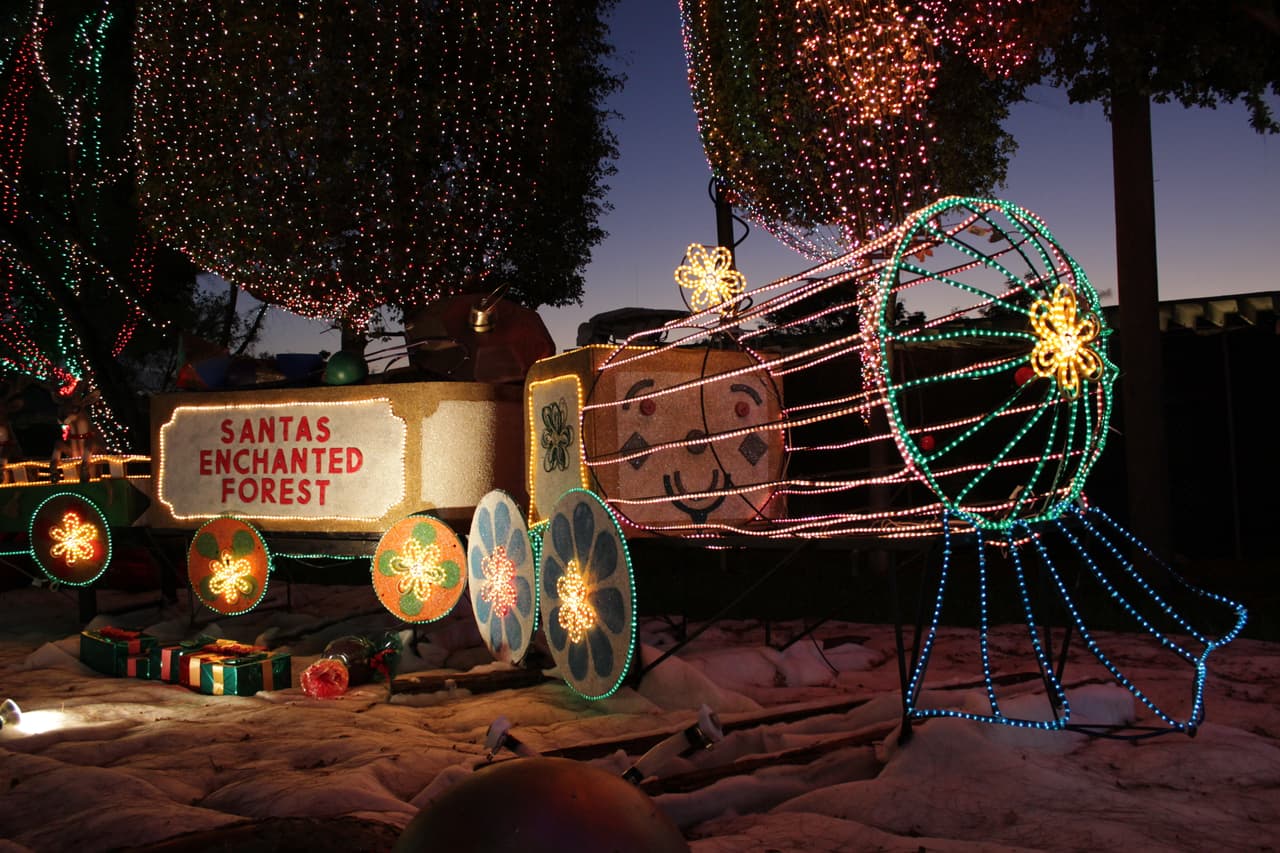 Grandes y chicos disfrutan durante la época navideña de la decoración y luces decorativas en el Santa's Enchanted Forest.