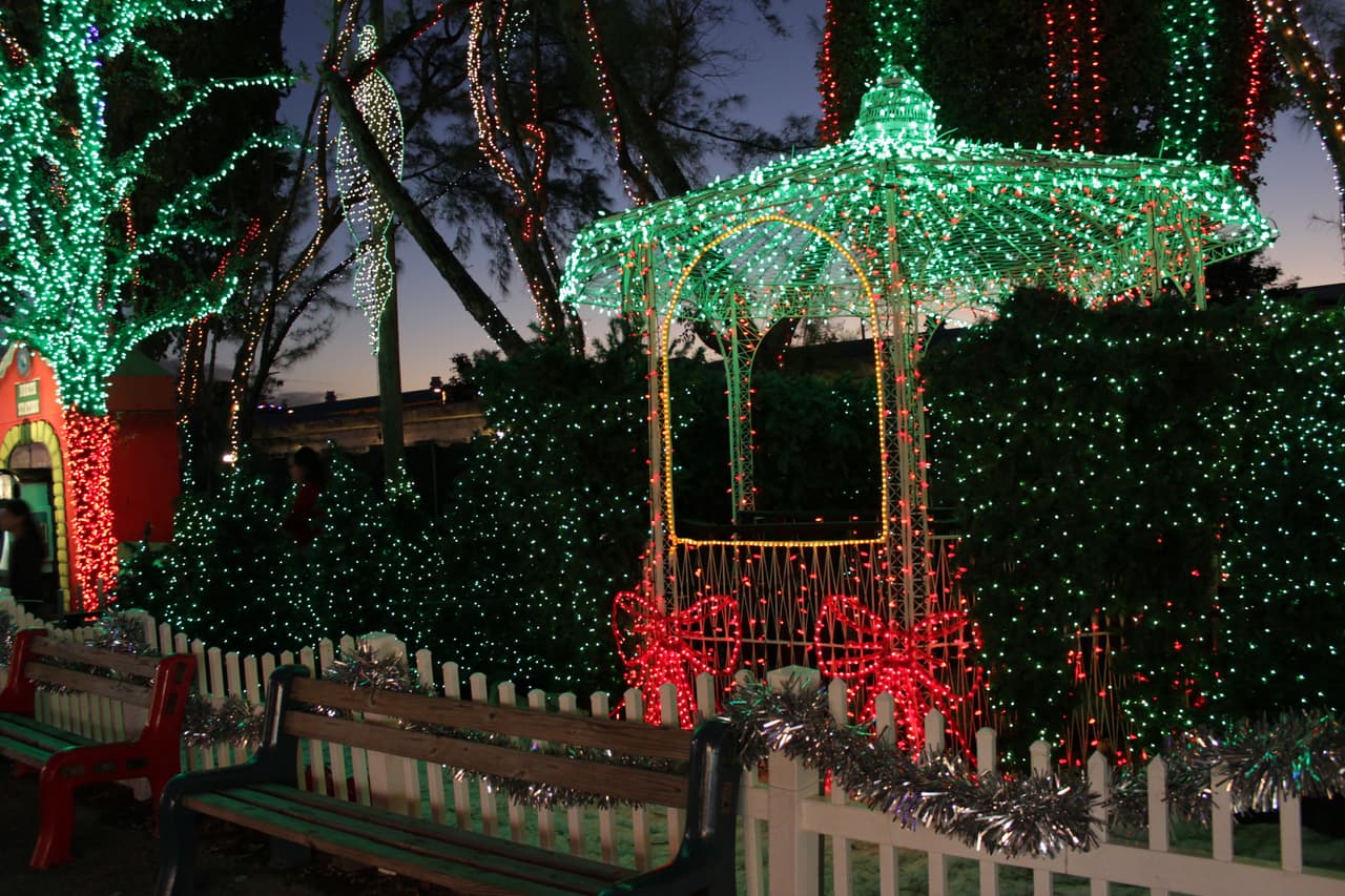 Grandes y chicos disfrutan durante la época navideña de la decoración y luces decorativas en el Santa's Enchanted Forest.