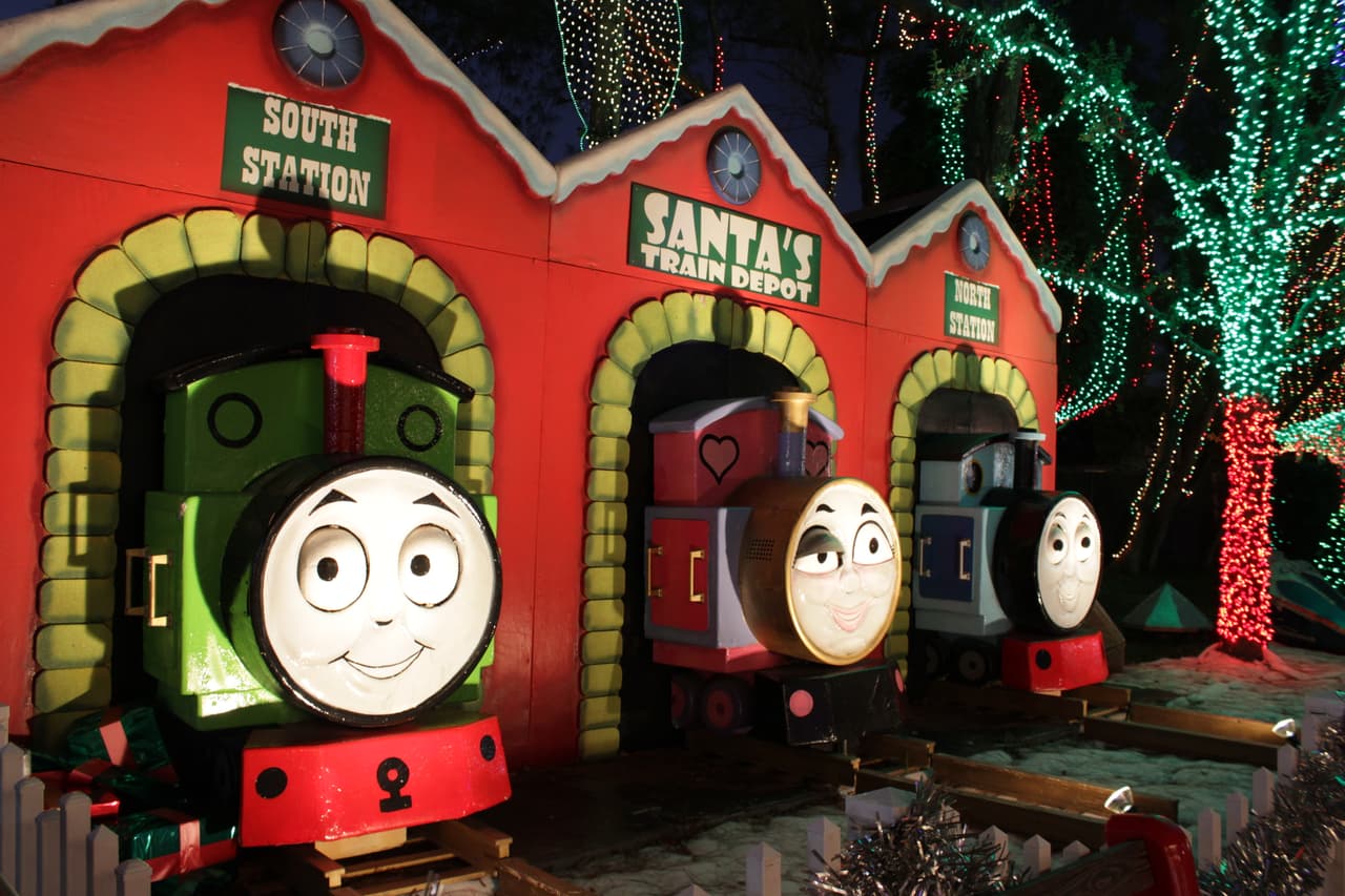 Grandes y chicos disfrutan durante la época navideña de la decoración y luces decorativas en el Santa's Enchanted Forest.