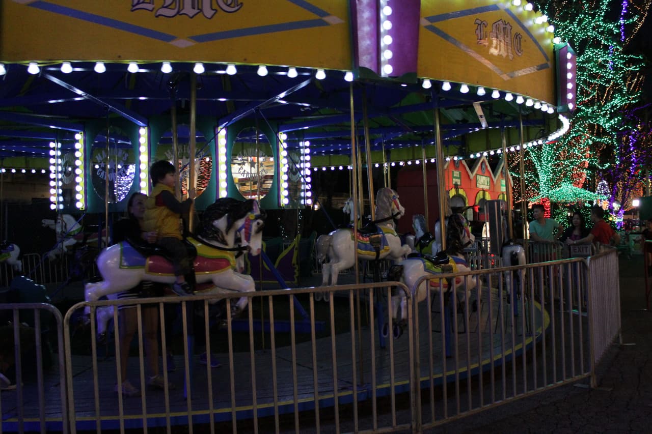 Grandes y chicos disfrutan durante la época navideña de la decoración y luces decorativas en el Santa's Enchanted Forest.