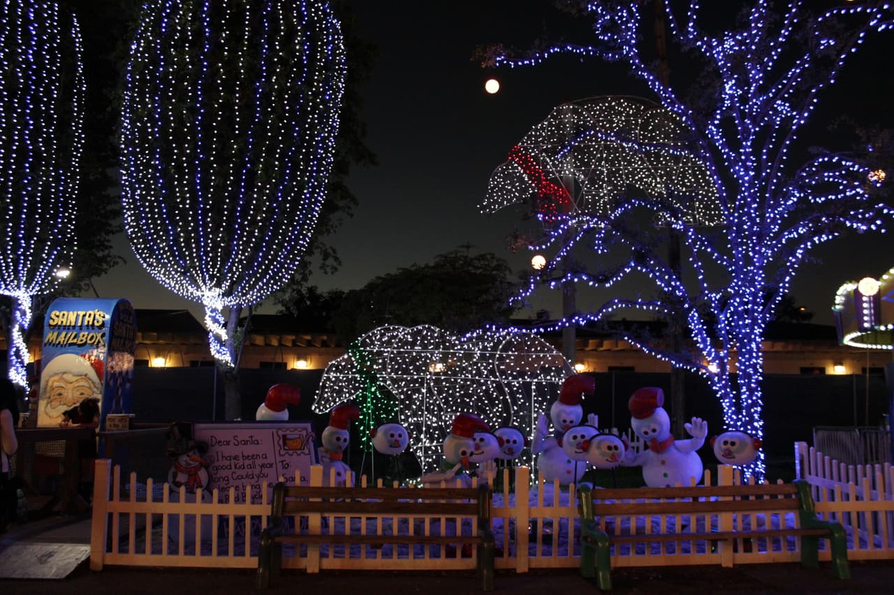 Grandes y chicos disfrutan durante la época navideña de la decoración y luces decorativas en el Santa's Enchanted Forest.