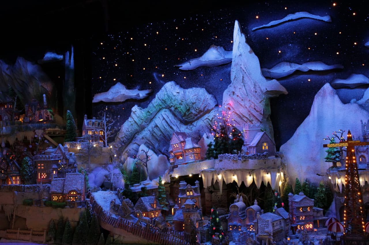 Grandes y chicos disfrutan durante la época navideña de la decoración y luces decorativas en el Santa's Enchanted Forest.