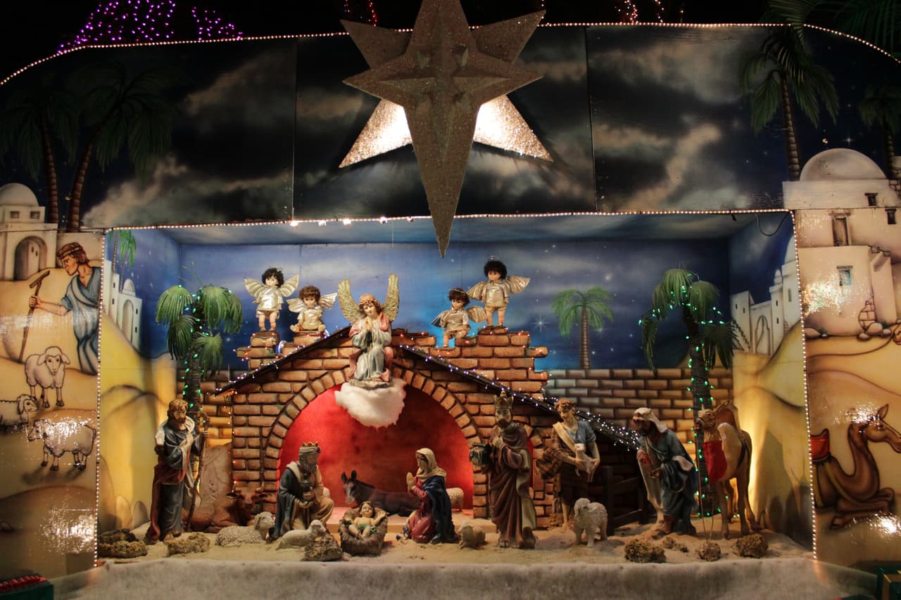 Grandes y chicos disfrutan durante la época navideña de la decoración y luces decorativas en el Santa's Enchanted Forest.