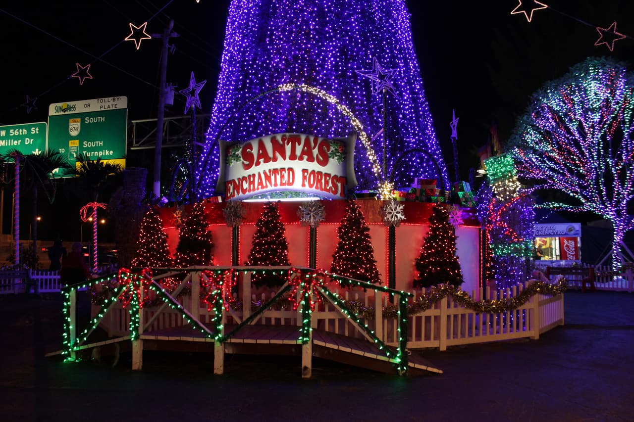 Grandes y chicos disfrutan durante la época navideña de la decoración y luces decorativas en el Santa's Enchanted Forest.