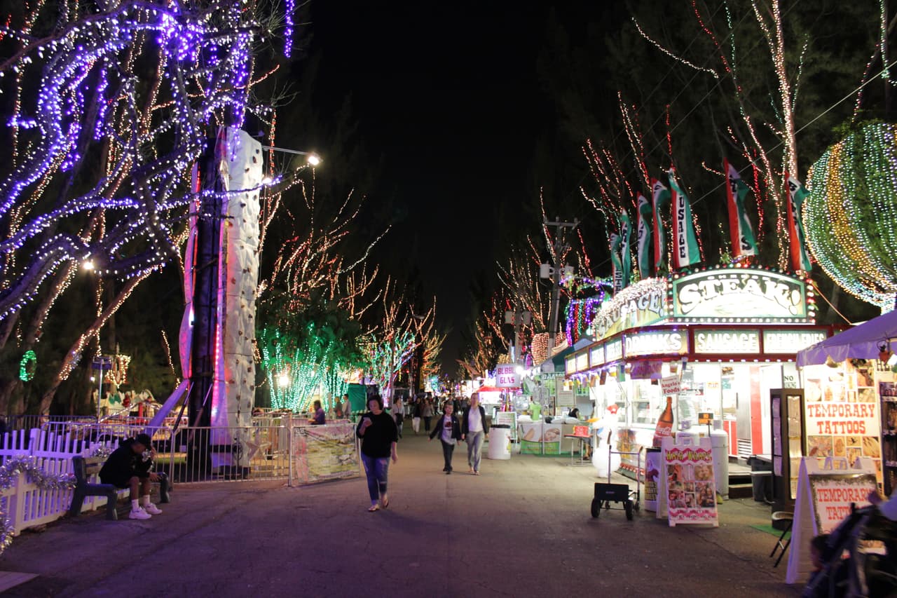Grandes y chicos disfrutan durante la época navideña de la decoración y luces decorativas en el Santa's Enchanted Forest.