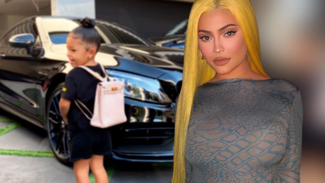 Kylie Jenner exhibe a su hija con una mochila de $12,000, pero no es la única que lleva miles en accesorios