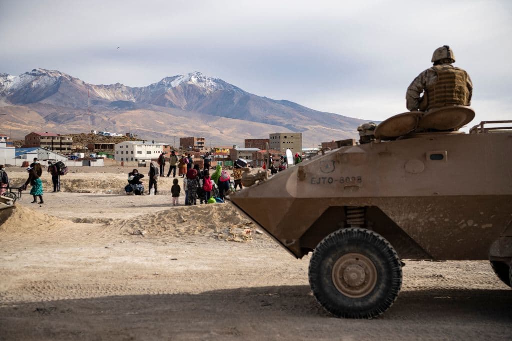 El gobierno del conservador Sebastián Piñera ha endurecido la política migratoria y su intención es seguir por ese camino, según indicó tras los sucesos de Iquique
<a href="https://www.radioagricultura.cl/nacional/2021/09/25/es-un-problema-de-estado-delgado-critica-falta-de-propuestas-de-autoridades-locales-respecto-a-inmigracion-ilegal-y-reafirma-plan-de-fronteras-y-expulsiones.html" target="_blank">su ministro de Interior, Rodrigo Delgado</a>.
<b>"Vamos a seguir con los desalojos en todos los espacios públicos que se requieran y con el plan de expulsiones"</b> de migrantes indocumentados. También seguirán reforzando la seguridad en la frontera, como en la imagen, donde militares impiden el paso de migrantes en Colchane, en el límite entre Chile y Bolivia.