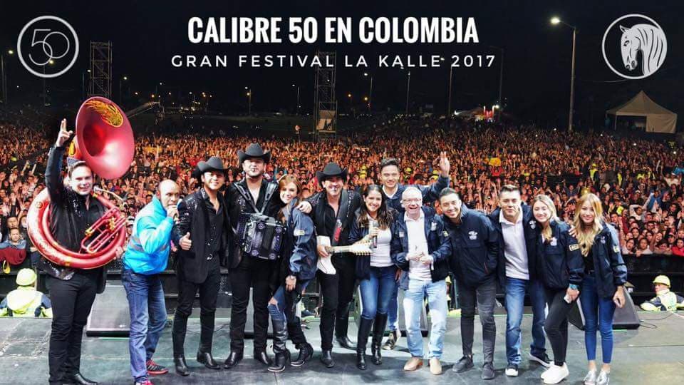 La foto del recuerdo, de todo el equipo de conductores de La Kalle 96.9 de Bogotá, estación de radio en Colombia que le da un gran espacio a la música regional mexicana.