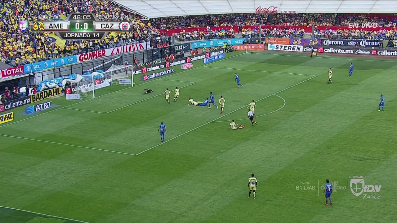 ¡Avisó la Máquina! El ‘Piojo’ Alvarado estrelló el balón contra el palo