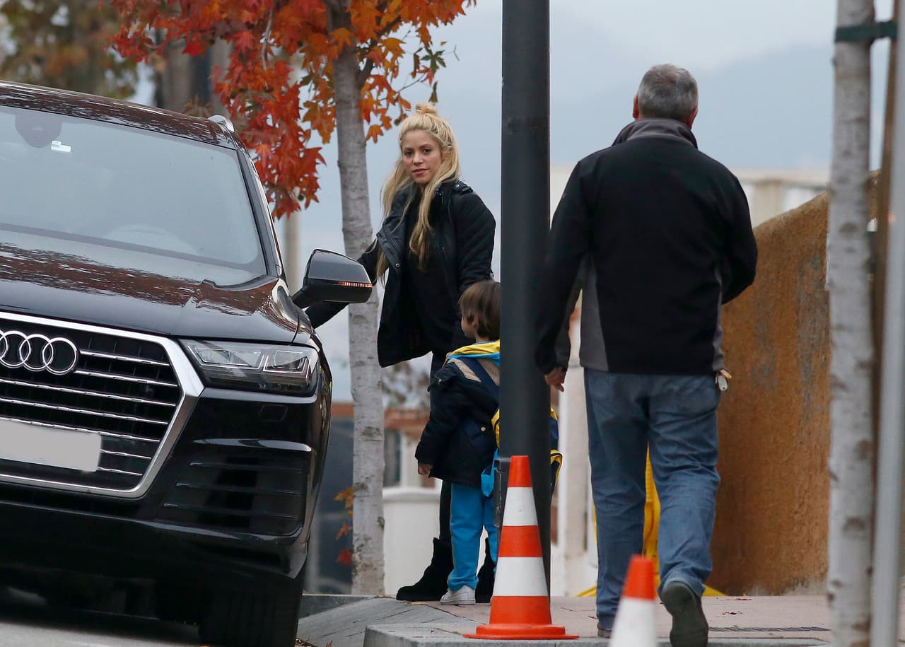 Milan bien uniformado y con su mochila puesta.