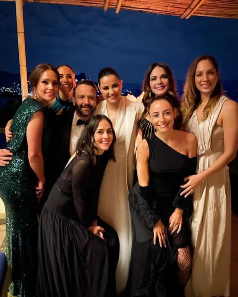 Los vestidos de novia fueron confeccionados por la diseñadora española Rosa Clará y por Liz Martínez, quien es originaria de Israel.