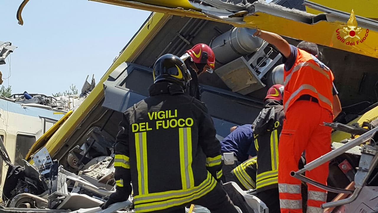 Bomberos italianos trabajan entre los restos de dos trenes de pasajeros después de que chocaron de frente en la región de Puglia, el martes 12 de julio de 2016. (Oficina de prensa de los bomberos italianos vía AP)