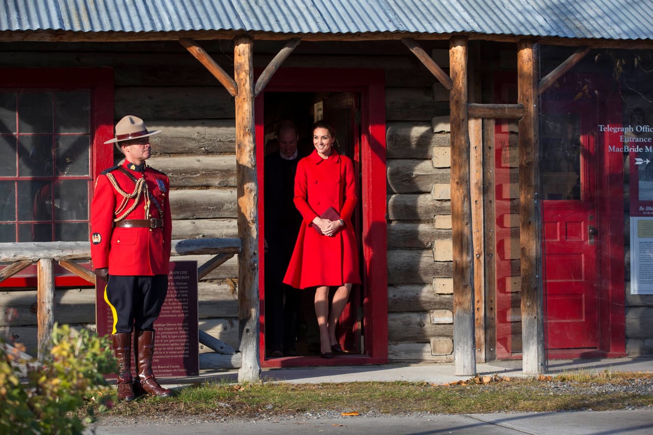Carolina Herrera fue la responsable de este traje rojo muy al estilo Jackie Kennedy de los años 60.